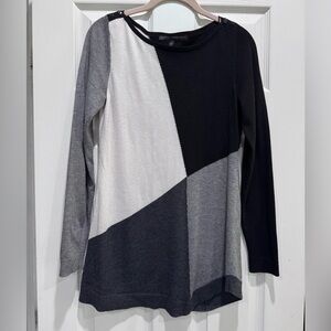White House Black Market Color Block Tunic sweater in Black/Lunar.